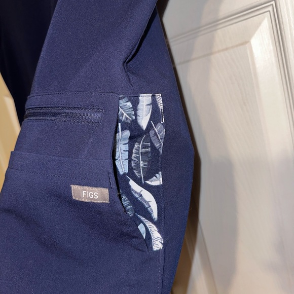 FIGS SCRUB TOP - Picture 3 of 7